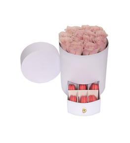 Beyaz Rulo Kutuda Pembe Gül Macaron