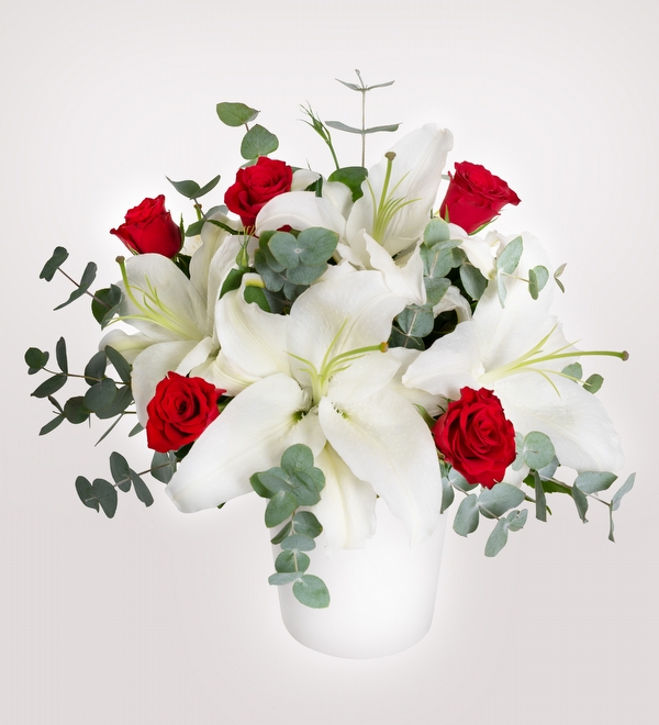 Saks� Vazoda Lilyumlar ve K�rm�z� G�ller