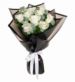 Siyah Ambalajl� Beyaz G�l Buketi
